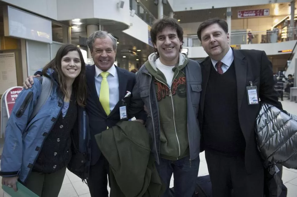 EN VIAJE A CASA. Camila y Hernán (izquierda) a punto de tomar el avión en el aeropuerto de San Petersburgo, Rusia. reuters