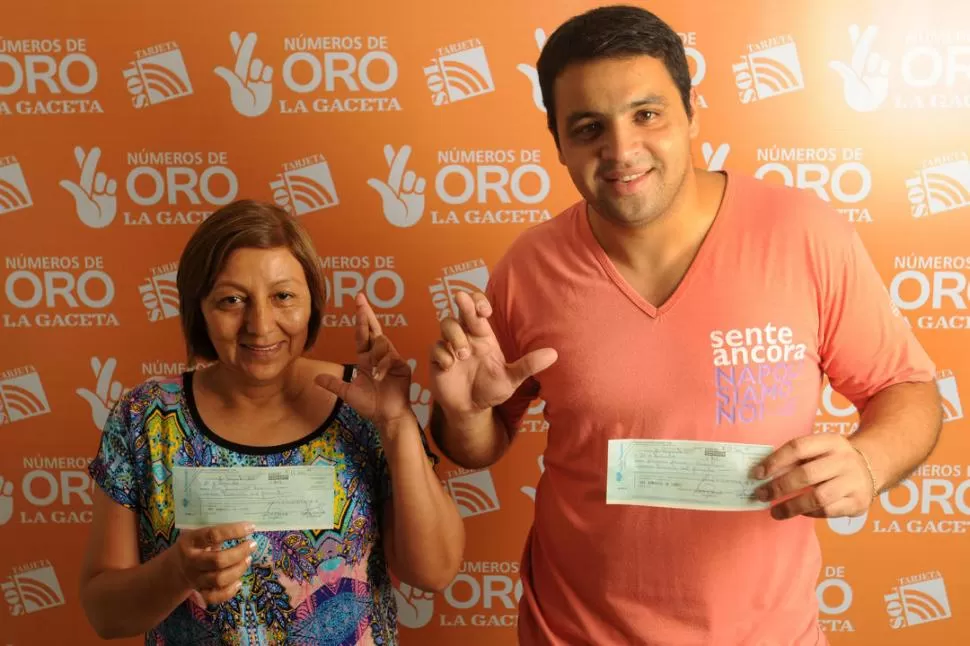 LECTORES AFORTUNADOS. Juana del Rosario Cruz y Mauricio Maximiliano Navarro posan con sus cheques. la gaceta / foto de Inés Quinteros Orio 