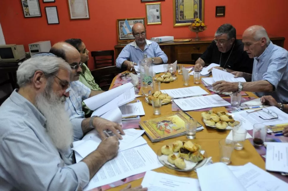 EN PLENA TAREA. Por pedido del arzobispo Alfredo Zecca, los referentes de la “Mesa de Diálogo interreligioso” sesionaron ayer en la Kehilá. la gaceta / foto de Inés Quinteros Orio