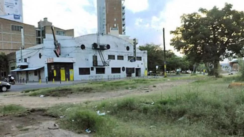 EL LUGAR DE LA BATALLA. Los barras bravas de Rosario Central se pelearon en la puerta de un bolicha que está ubicado en las afueras de esa ciudad. 