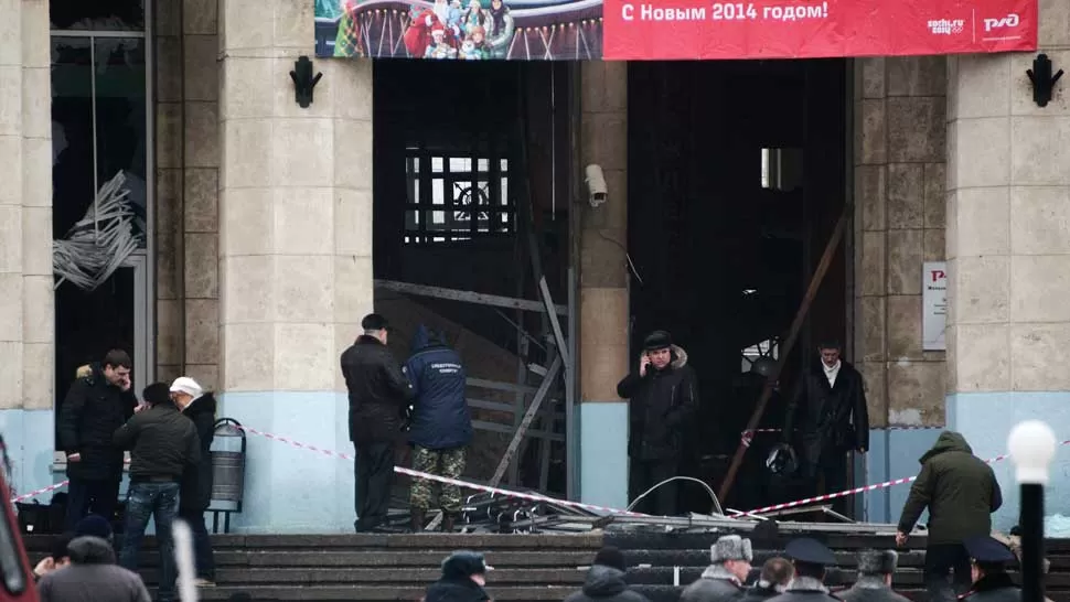 DESTROZOS. Los vidrios y la fachada de la estación quedaron esparcidos por todo el lugar. REUTERS