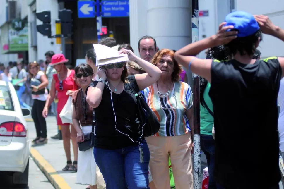 BOCHORNO. Nada alcanza para protegerse del calor insoportable. la gaceta / foto de inés quinteros orio