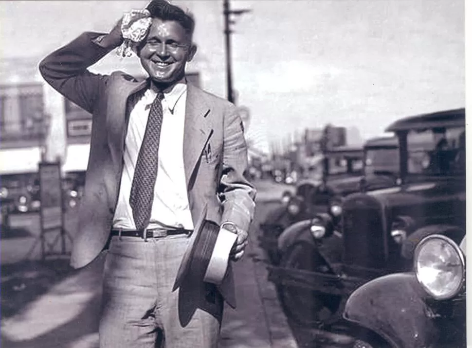 EN LOS AÑOS TREINTA. Este joven agobiado ha omitido el chaleco, pero debe mantener puestos el saco, la corbata y el sombrero. LA GACETA / FOTOS DE ARCHIVO