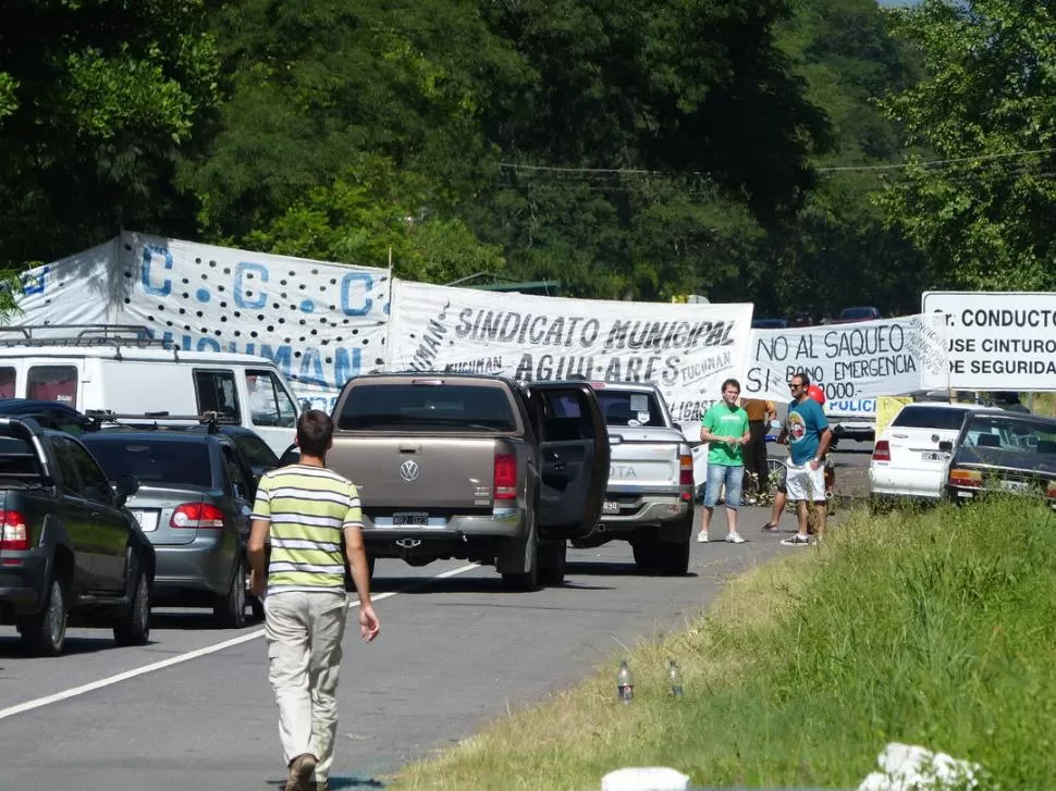 LIBERACIÓN PARCIAL. A las 10, permitieron el paso de algunos autos para descomprimir el embotellamiento. la gaceta / foto de osvaldo ripoll