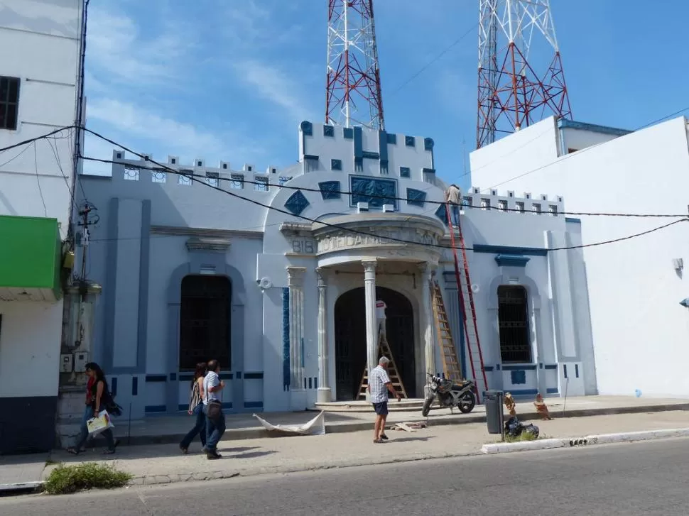 FACHADA DESTACADA. Operarios apuran los trabajos en el edificio, que es una joya dentro del patrimonio arquitectónico del sur provincial. la gaceta / foto de osvaldo ripoll