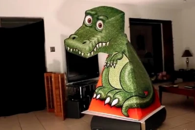 Esta escultura sigue al público con sus ojos