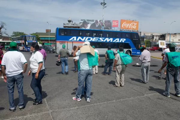 Estatales cortaron el paso en el aeropuerto y en la rotonda de la terminal de ómnibus