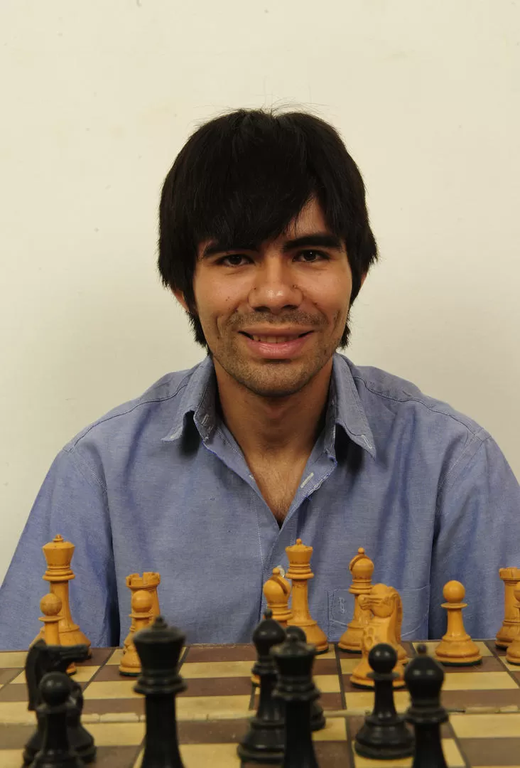 POLIDEPORTIVO. Zamorano brilla en el ajedrez pero también juega al fútbol. 