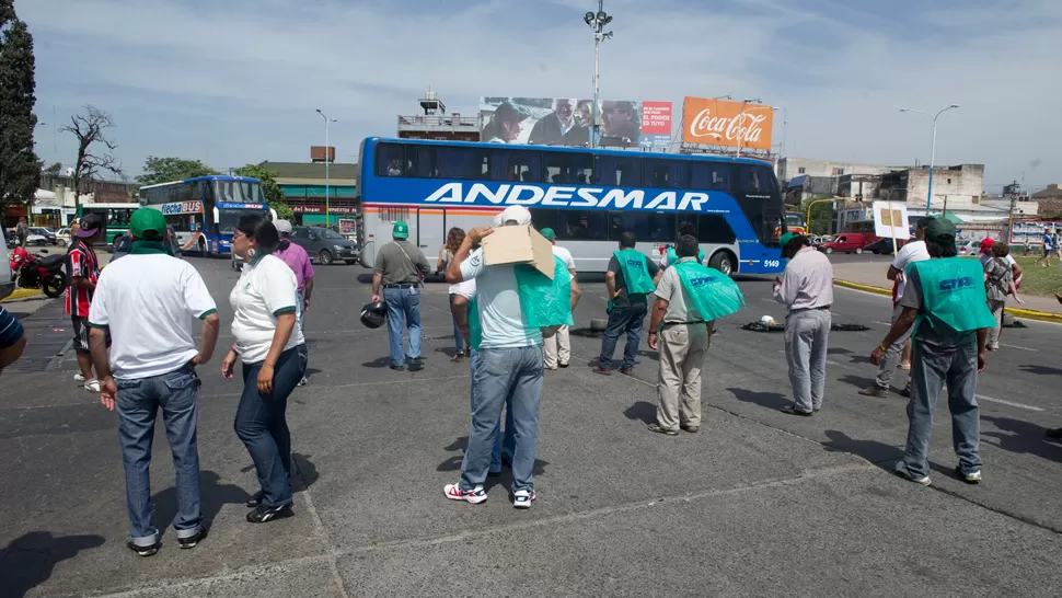 NADIE PASA. Los manifestantes tornaron un verdadero caos en tránsito en los alrededores de la Terminal. LA GACETA / FOTO DE JORGE OLMOS SGROSSO