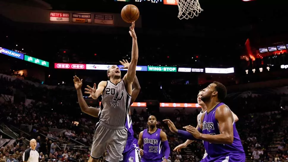 CADA VEZ MEJOR. El argentino evoluciona sus números con cada juego de los Spurs. REUTERS