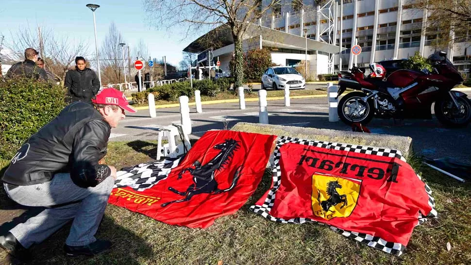 FANS. Los seguidores de Schummi comenzaron a reunirse en las puertas del hospital francés. REUTERS