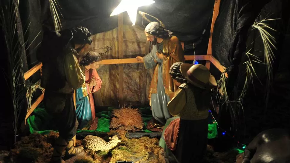 EN SU LUGAR. La imagen de la oveja fue ubicada junto a uno de los pastores, frente al Niño Dios. LA GACETA / DIEGO ARAOZ