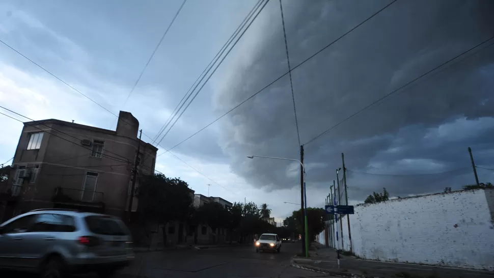 INTIMIDANTE. La tormenta, aunque duró poco, impacto en la ciudad. LA GACETA/ FOTO DE DIEGO ARÁOZ