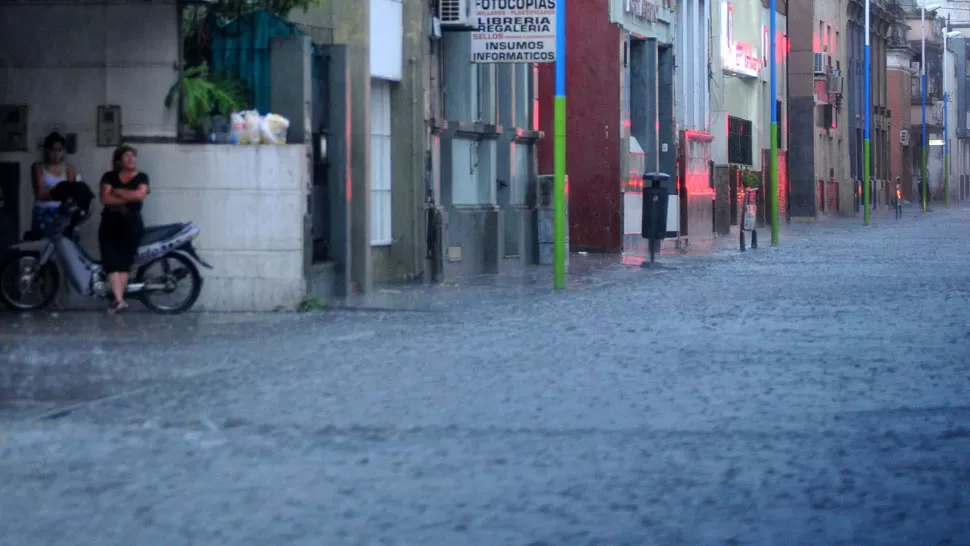 EN EL CENTRO. La peatonal Mendoza se inundó en menos de 10 minutos.
LA GACETA/ FOTO DE DIEGO ARÁOZ