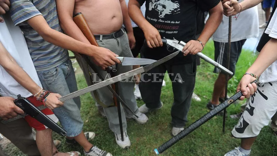 COMO SEA. Ante la ausencia de la Policía en las calles, los tucumanos debieron armarse por su propia cuenta para defender sus bienes; en cada esquina hubo barricadas para evitar el avance de los delincuentes.  la gaceta / foto de j.p. sanchez noli