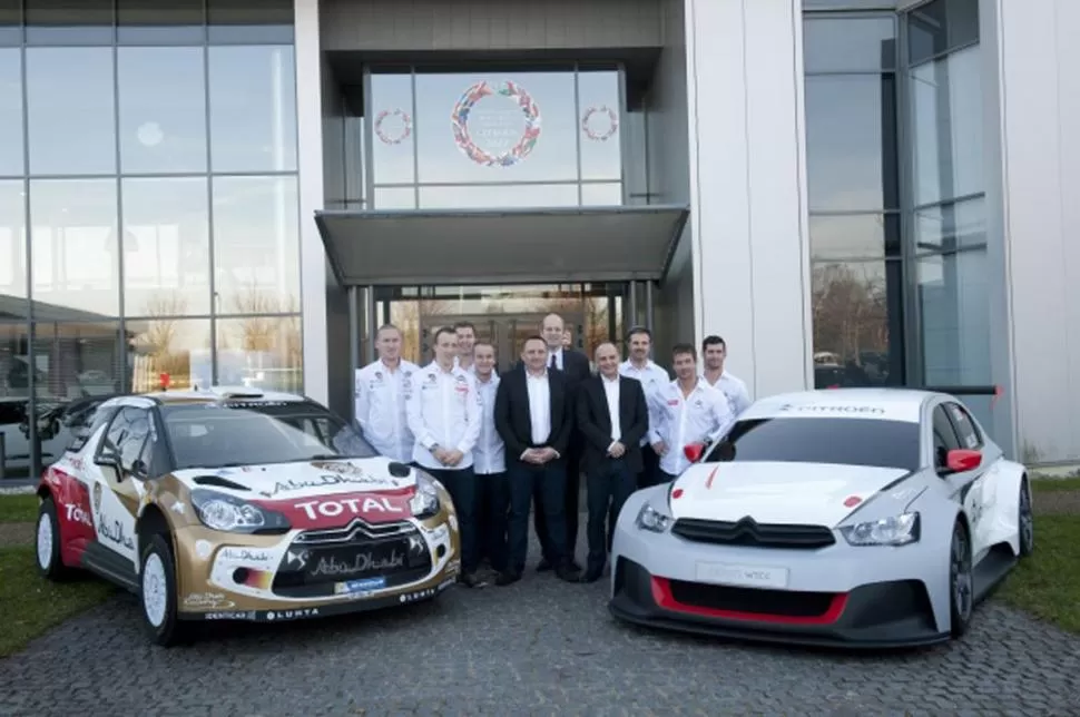 EN CONJUNTO. Parte del equipo Citroën y los pilotos Muller, Loeb y López, durante la presentación oficial en París.