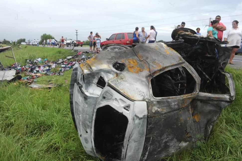 CALCINADO. El Ford Ka en el que viajaban Ivana Romano y Fernando Danun fue consumido por el fuego; el auto quedó debajo de la camioneta.   la gaceta / fotos de antonio ferroni