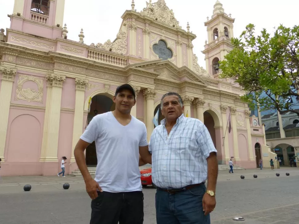 CLÁSICA POSTAL. Valdez y Zerrizuela en la Catedral de Salta. 