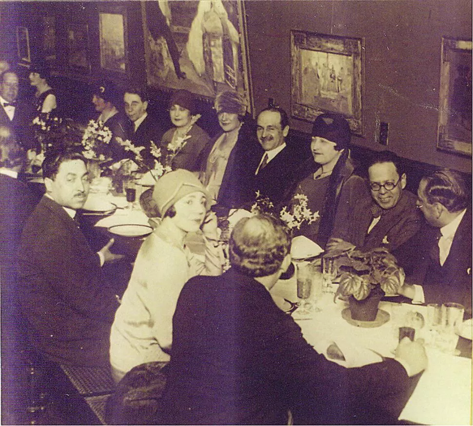 JUAN B. TERÁN. Sobre la derecha, entre dos señoras, aparece el fundador y primer rector de la UNT, durante una comida de los años veinte. la gaceta / archivo