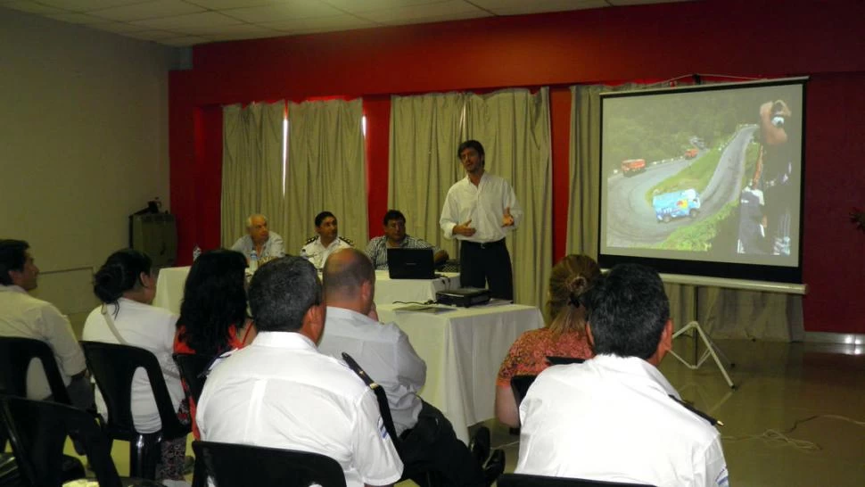 CONFERENCIA. Sebastián Giobellina habla y utiliza un video explicativo para ser claro en lo que a “vivac” y rutas se refiere. 