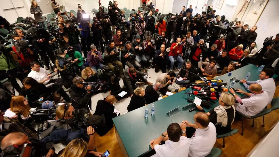 ATENCION. Cientos de medios siguen cada parte de prensa ofrecido por el servicio de médico francés. REUTERS