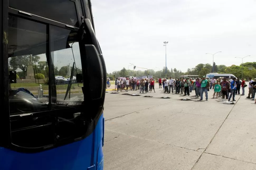 ACCESO A LA TERMINAL. Estatales realizaron dos cortes durante la mañana de ayer: uno se llevó a cabo en la rotonda del parque 9 de Julio y otro en la ruta que conduce al aeropuerto. la gaceta / FOTO DE JORGE OLMOS SGROSSO