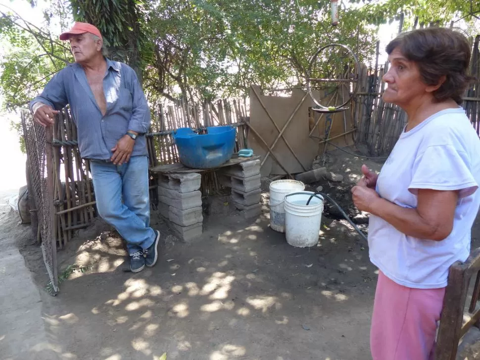 ANGUSTIA. Antonio y María, de Alto Verde, consideran que están abandonados por las autoridades. 