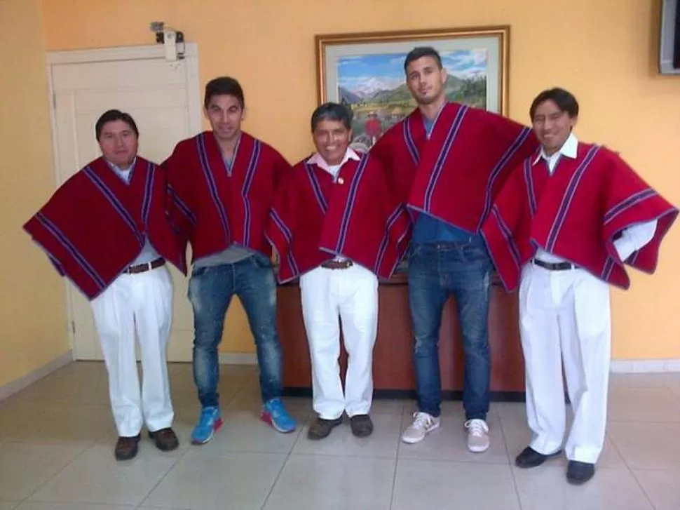 PRESENTACIÓN. Barreiro y Almerares se pusieron un poncho tradicional. 