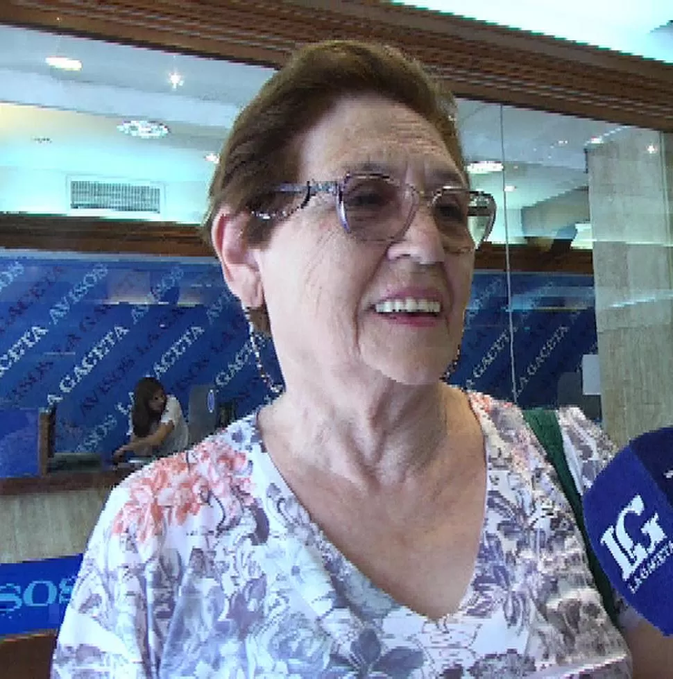 Nada para ella, todo para sus hijos.
Carmen Álvarez camina por la galería buscando las últimas cosas que le faltan para preparar la cena de Año Nuevo.  