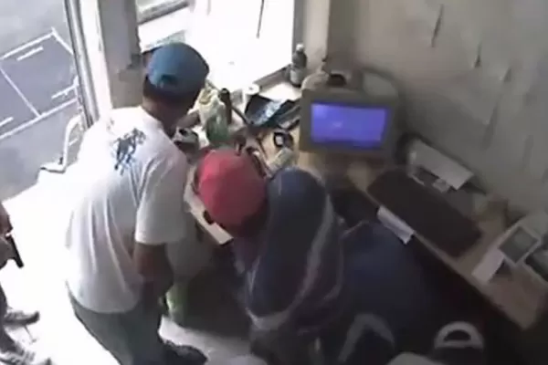 Un video registró un asalto a una estación de servicio de Bella Vista