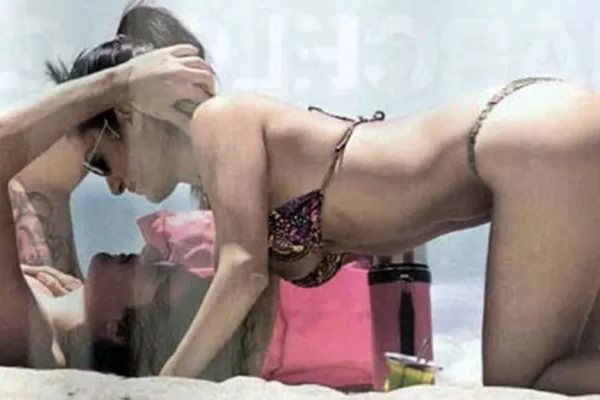 Silvina Escudero, a los besos con su novio en la playa