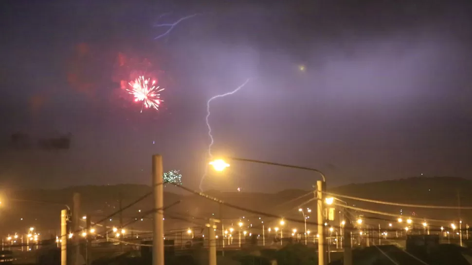 ILUMINADO. El cielo brilló por los rayos y los fuegos artificiales. LA GACETA/ FOTO DE JOSÉ INESTA.