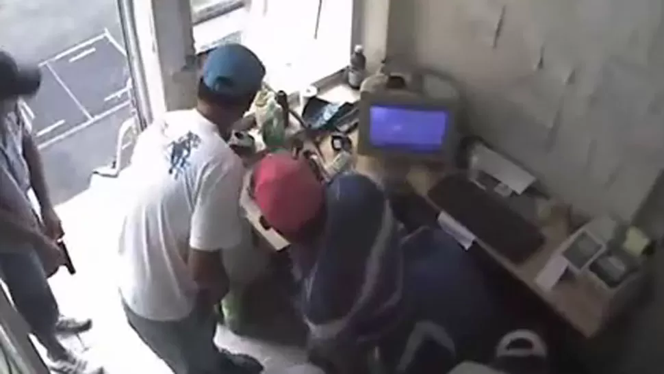 ARMADOS. Los cuatro delincuentes tenían armas de fuego. CAPTURA DE IMAGEN