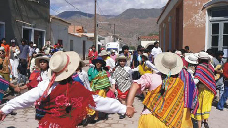 CAMINO AL CARNAVAL. Durante el primer mes del año, el pueblo de Tilcara comparte con los turistas sus costumbres ancestrales y su música. FOTO TOMADA DE INFONEWS.COM