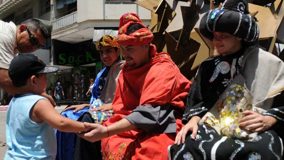 ASOMBRO. Los niños saludaron a los Reyes Magos en plena peatonal.
