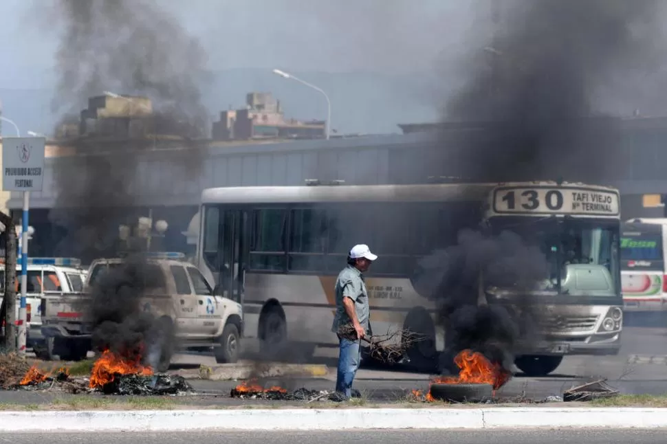 TRASTORNO. Estatales hicieron el lunes el último corte por mejoras salariales, en este caso en la Terminal. la gaceta / foto de inés quinteros orio