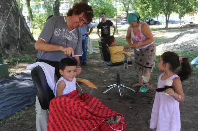 De chico no recibió regalos, pero trabaja para llevar alegría en Reyes