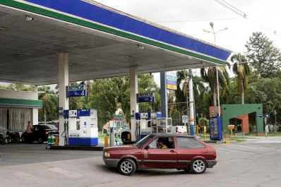 Roban $ 30.000 de una estación de servicio y quedan filmados