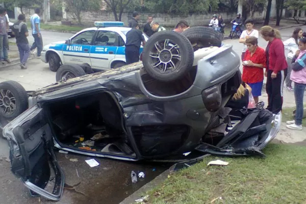 Impactante vuelco en Barrio El Bosque