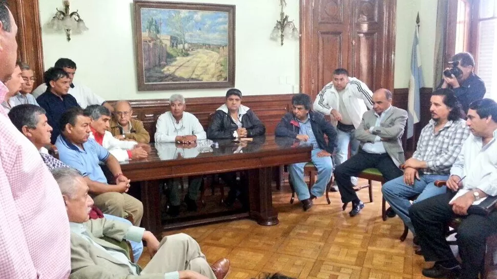 ROSTROS ADUSTOS. Los ministros Jiménez fueron los encargados de recibir a los dirigentes estatales, quienes se retiraron disconformes. LA GACETA / FOTO DE JOSE INESTA