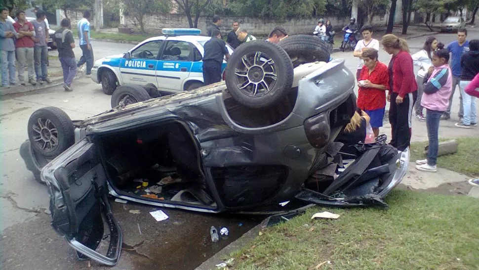 SIESTA AGITADA. Los vecinos salieron de sus casas luego del estruendo por el accidente. FOTO GENTILEZA MARTA FIGUEROA