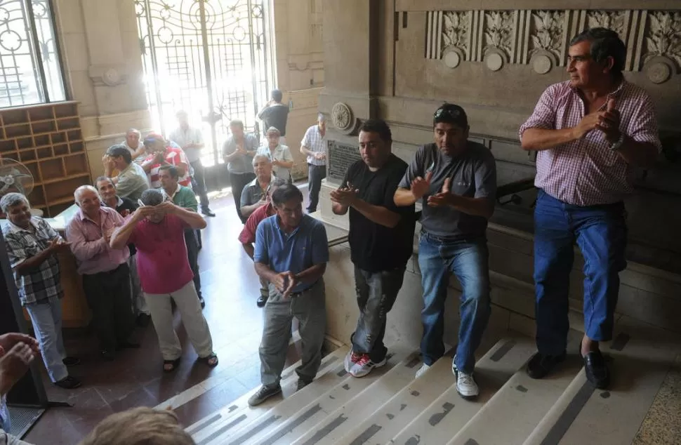 FRUSTRADOS. Vicente Ruiz (primero de la derecha) encabeza la comitiva gremial que, tras haber sido convocada, no fue recibida por el Gobierno. la gaceta / foto de Antonio Ferroni