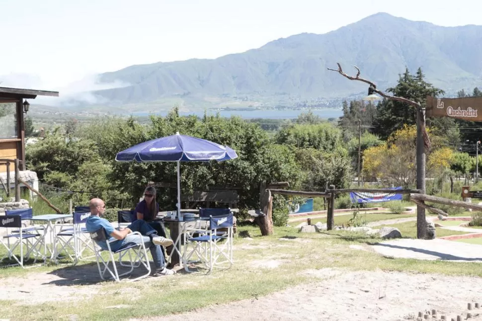 A la siesta, nada mejor que tomarse un cafecito con alguna exquisitez dulce, al amparo de una sombrilla y del espectacular paisaje del valle.  la gaceta / fotos de irene benito