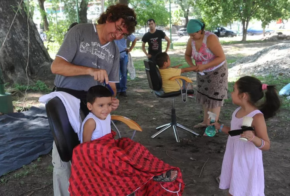 POR LA ILUSIÓN DE LOS CHICOS. Pedro canjea un corte de pelo por un juguete para cumplir el sueño de los niños internados en el Hospital. la gaceta / foto de antonio ferroni 