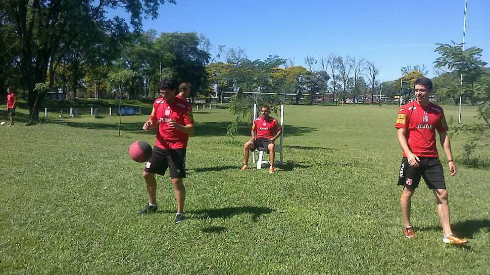 A FULL. Pelotas y pesas para comenzar un año decisivo para el Santo.  FOTO LA GACETA / MARÍA SILVIA GRANARA. 