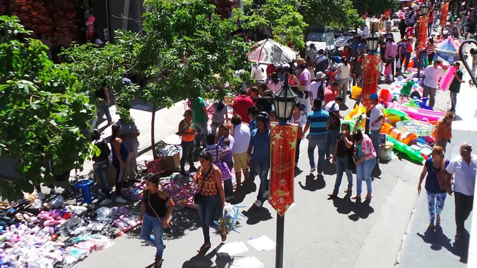 INVASIÓN. Cientos de compradores se volcaron al centro. FOTO LA GACETA / JOSÉ INESTA. 