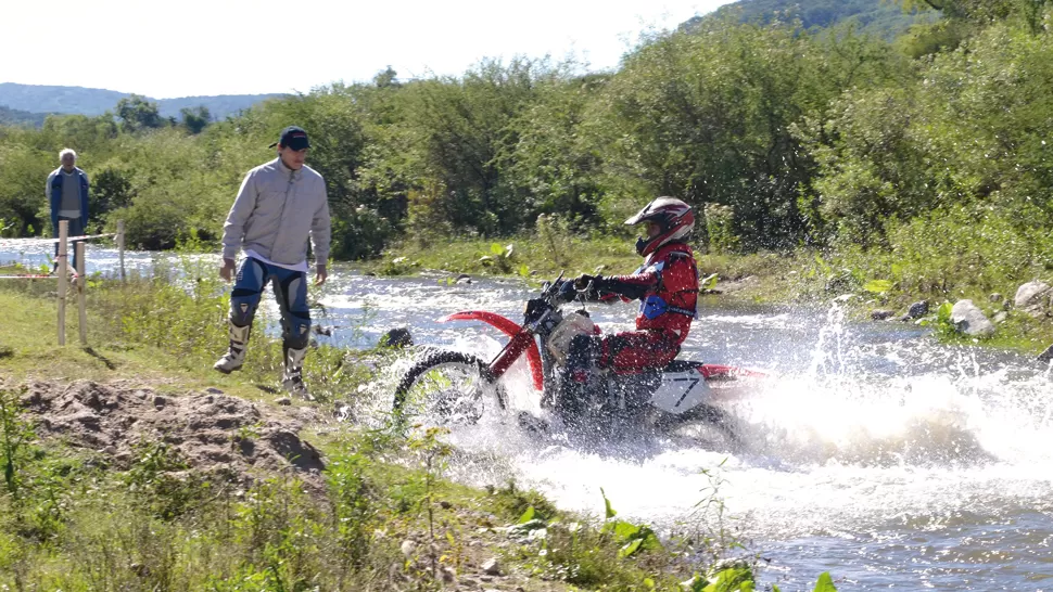 PASADOS POR AGUA. No será fácil el paso de las motos y cuatricliclos por San Pedro de Colalao. Además de tener que bordear y cruzar por el río, deberán controlar la velocidad en caminos muy estrechos. GENTILEZA FOTO DE RAMIRO ALMIRON