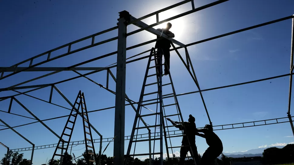 EN LAS ALTURA. Operarios montan las estructuras metálicas que conforman las gigantescas carpas. El trabajo avanza a buen ritmo y se hace con dedicación. LA GACETA / FOTOS DE FRANCO VERA