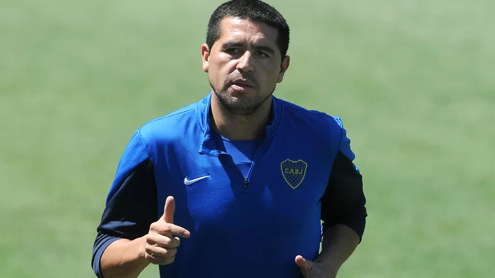 ¿LLEGARÁ? Los hinchas de Boca se ilusionan con ver en acción a Juan Román Riquelme en estos clásicos. TELAM