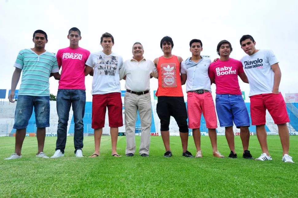 EL “PROFE” Y SUS ALUMNOS. De izquierda a derecha, Ontivero, Contreras, Nieva, Ramírez, Argañaraz, Soria, Cáceres y Cuevas, posan en el campo del Monumental. LA GACETA / FOTO DE DIEGO ARÁOZ